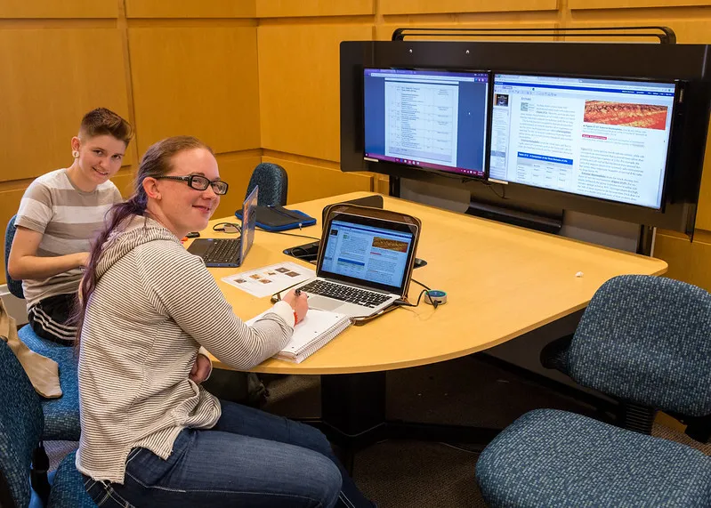 photo of students using library technology